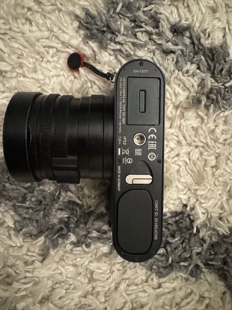 leica q2 digital camera black