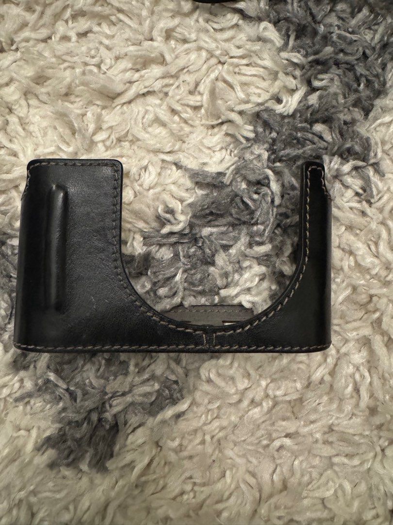 leica q2 digital camera black