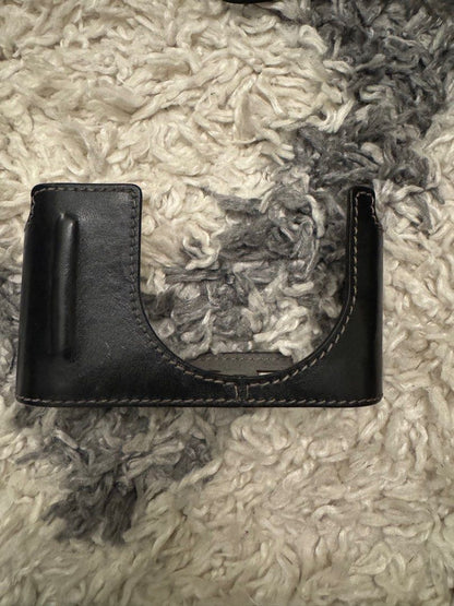 leica q2 digital camera black