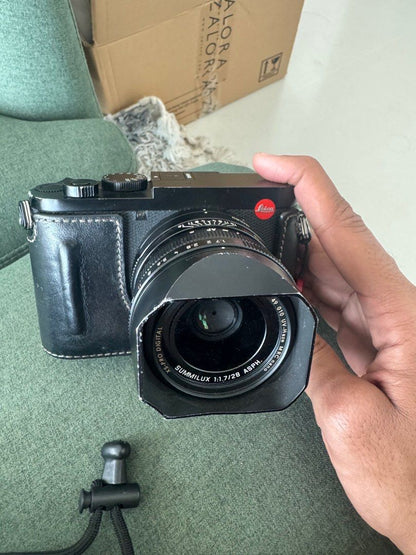 leica q2 digital camera black